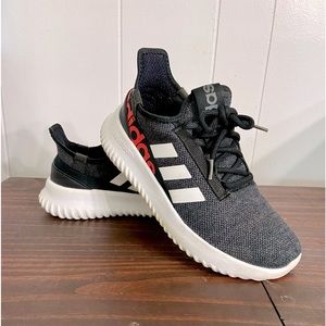 Gently used, worn once!! Adidas Boys Size 7 Sneakers